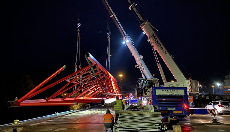 Transport per Schiff und LKW nach Berlin